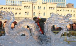 Çinli sanatçıların buzdan heykel ve fenerleri Norveç'te sergileniyor