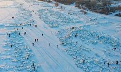 Çin'in Harbin kentinde eğlence noktasına dönüşen buz toplama alanı ilgi odağı oldu