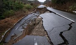 Japonya'da deprem nedeniyle yollar yarıldı, asfaltlar çöktü