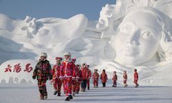 Çin'in Harbin kentinde kardan heykeller arasında kostümlü geçit töreni düzenlendi