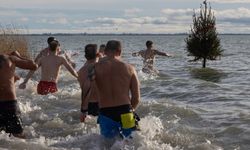 Macaristan'da halk yeni yılı Balaton Gölü'nün soğuk sularında kutladı