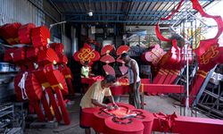 Endonezya'da Çin Yeni Yılı kutlamaları için süsleme imalatı tüm hızıyla sürüyor