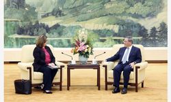 Çin Başbakanı Li Qiang, Beijing'de ABD Ticaret Odası Başkanı Suzanne Clark ile görüştü