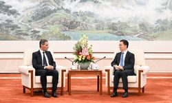 Çin Cumhurbaşkanı Yardımcısı, Fransız gemicilik devi CMA CGM'nin başkanıyla görüştü