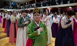 Güney Kore'de düzenlenen mezuniyet töreni renkli görüntülere sahne oldu