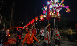 Çin'de sahnelenen fenerli ejderha dansı renkli görüntülere sahne oldu