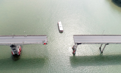 Çin'de köprünün ayağına gemi çarptı: 2 ölü