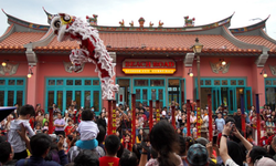 Cakarta'da fener festivali ışıltılı danslarla kutlandı