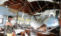 Endonezya'da meydana gelen depremlerde binalar hasar gördü