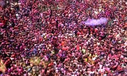 Hindistan'da Rang Panchami festivali renkli anlara sahne oldu