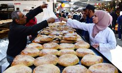 Suriye'nin başkenti Şam'da Ramazan'a özel Mağruk tatlısına ilgi yoğun