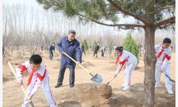 Çin Cumhurbaşkanı Xi, Beijing'de gönüllü ağaç dikme etkinliğine katıldı