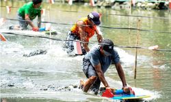 Endonezya'da geleneksel çamur sörfü yarışı renkli anlara sahne oldu