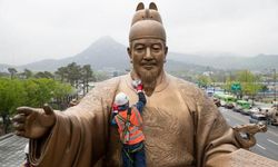 Güney Kore'deki Kral Sejong heykelinin yıllık temizliği yapıldı