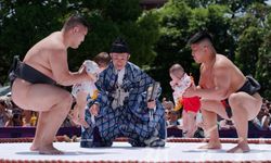 Japonya'da ağlayan bebek sumo yarışması ilginç anlara sahne oldu