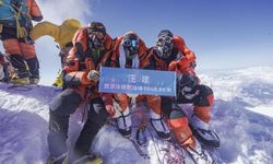 70 yaşındaki dağcı, Everest Dağı'nın zirvesine ulaşan en yaşlı Çinli oldu