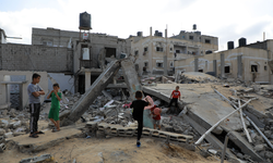 Filistinli çocuklar oyunlarını moloz yığınları arasında oynuyor