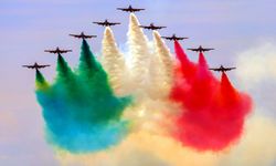 İtalya'nın Frecce Tricolori hava akrobasi ekibinin gösterisi renkli görüntülere sahne oldu
