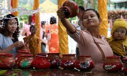 Myanmar'da Kason Dolunay Günü'nde Bodhi ağacına su dökme geleneği tekrar edildi