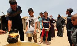 Refah kenti sakinleri gıda alabilmek için yardım kuyruklarında