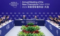 Çin Başbakanı, Yaz Davos Forumu'nda yabancı iş dünyası temsilcileriyle bir araya geldi