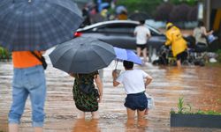 Çin'in Hunan eyaletinde sağanak yağış nedeniyle yollar sular altında kaldı
