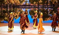 Çin'in Xinjiang bölgesinden sanatçılar İstanbul'da performans sergiledi