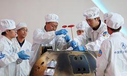 Çinli araştırmacılar Ay'dan örnekler getiren Chang'e-6 keşif aracının dönüş modülünü açtı