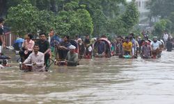 Bangladeş'in başkenti Dakka sele teslim oldu