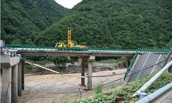 Çin'de 12 kişinin hayatını kaybettiği köprü kazasında arama ve kurtarma çalışmaları devam ediyor