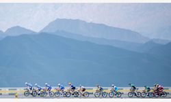 Çin'de düzenlenen 23. Qinghai Gölü Turu'nda bisikletçiler kıyasıya mücadele ediyor