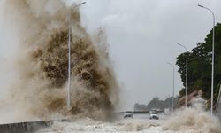 Çin'de Gaemi Tayfunu yaklaşırken dev dalgalar kıyılara ulaştı
