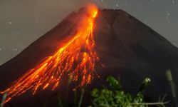 Endonezya'da bulunan Merapi Yanardağı volkanik maddeler püskürtüyor