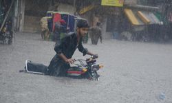 Pakistan'da muson yağmurları günlük yaşamı felç etti