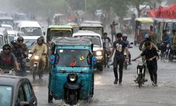 Pakistan'ın Karaçi kentinde kavurucu sıcakların ardından muson yağmurları etkili oldu