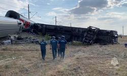 Rusya'da kamyonla çarpışan yolcu treni raydan çıktı: 140 yaralı