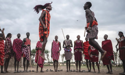 Kenya'da göçebe Masai kabilesi, turistlerin ilgisini gelir kaynağına çeviriyor