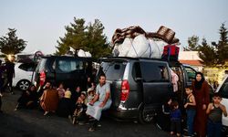 İsrail saldırılarından kaçan Lübnanlılar Suriye sınırında uzun kuyruklar oluşturdu