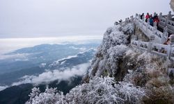 Çin'deki Emei Dağı'nın zirvesi görenleri büyüledi