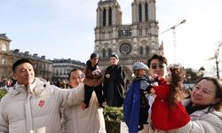 Çinli sanatçılardan Notre Dame Katedrali önünde sürpriz el kuklası gösterisi