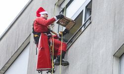 Hırvatistan'da hastanenin çatısından inen Noel Baba çocuklara hediyeler dağıttı