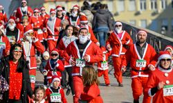 Kuzey Makedonya'da geleneksel Noel Baba Yarışı düzenlendi