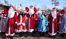 Özbekistan'ın başkenti Taşkent'te kostümlü yeni yıl kutlamaları renkli görüntüler oluşturdu