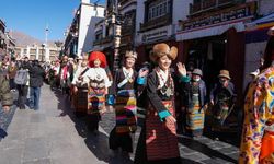 Çin'de geleneksel Tibet kostümleriyle yapılan geçit töreni renkli görüntülere sahne oldu