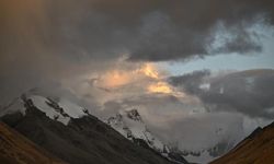 Xizang (Tibet) bölgesinde 6,8 büyüklüğünde deprem: Everest Dağı ulusal koruma alanı ziyarete kapatıldı