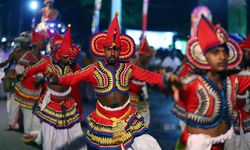 Sri Lanka'da kutlanan Duruthu Perahera festivali renkli görüntülere sahne oldu