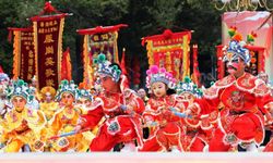 Çin'in Guangdong eyaletinde Bahar Bayramı geleneksel Yingge Dansı ile kutlandı