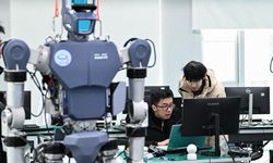 Çin'in Wuhan kentindeki robotik laboratuvarında Laborer serisi insansı robotlar geliştiriliyor