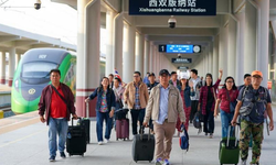 Vize muafiyetinden yararlanan Laoslu ve Taylandlı ilk turistler Çin'in Jinghong kentine ulaştı