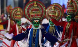 Sri Lanka'da düzenlenen Navam Perahera Festivali renkli görüntüler oluşturdu